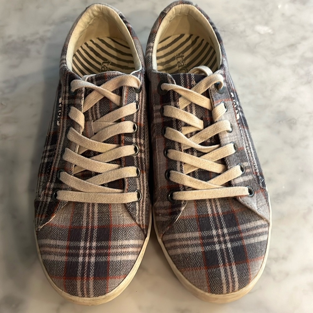 Super cute Taos sneakers